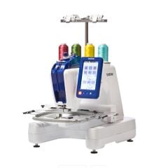 Brother VR Tek İğneli Profesyonel Nakış Makinesi 1 000 Dk/Dak Wi‑Fi 7″ Dokunmatik Ekran 200×200 mm Serbest Kol İğne İpliği Kesici LED Konum Belirleyici